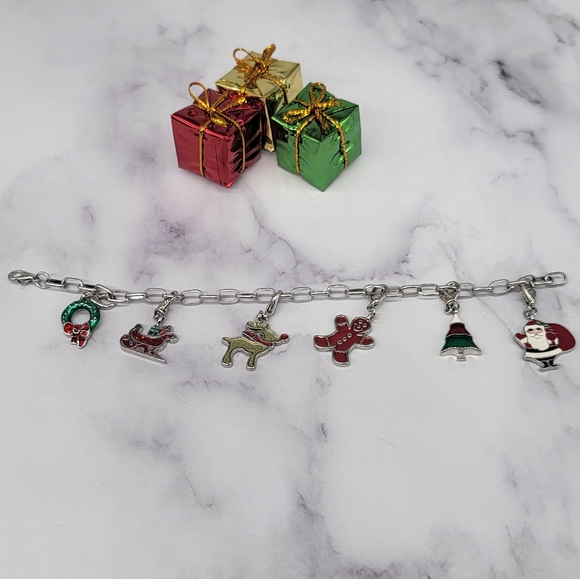🎄SALE 3 for $15 Christmas Charm Bracelet - Picture 5 of 7